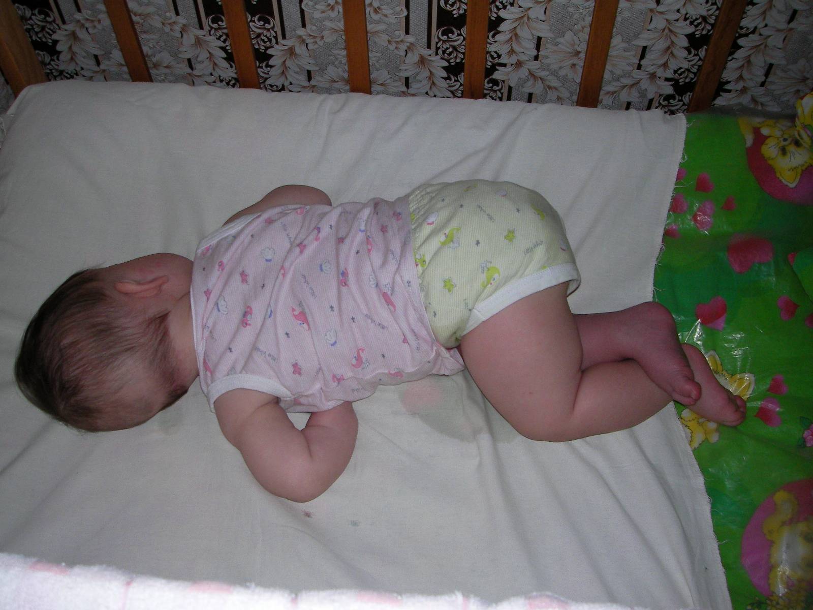 Почему новорожденный кряхтит во сне