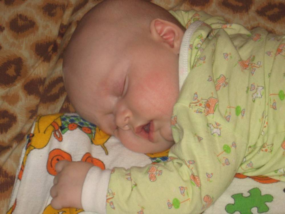 Новорожденный много спит и мало есть, причины плохого аппетита грудничка