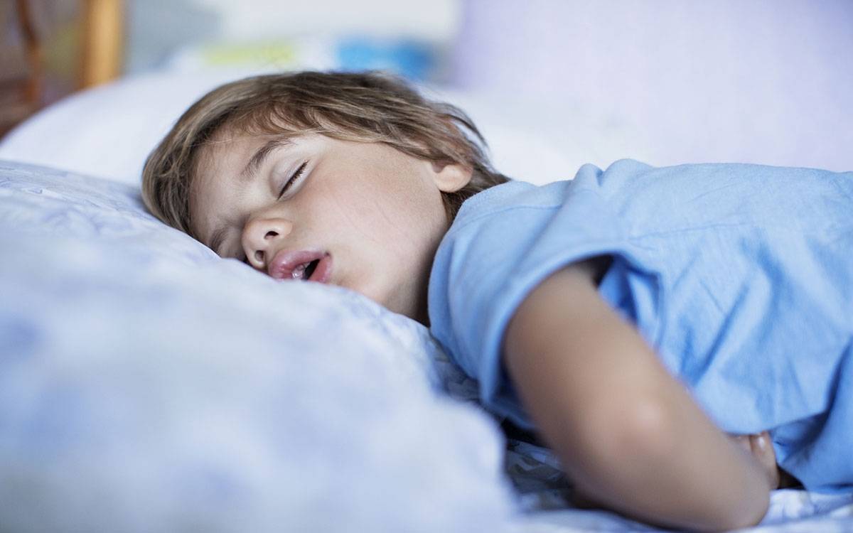 Почему грудничок сильно плачет перед сном: причины и способы наладить ночное укладывание ребенка