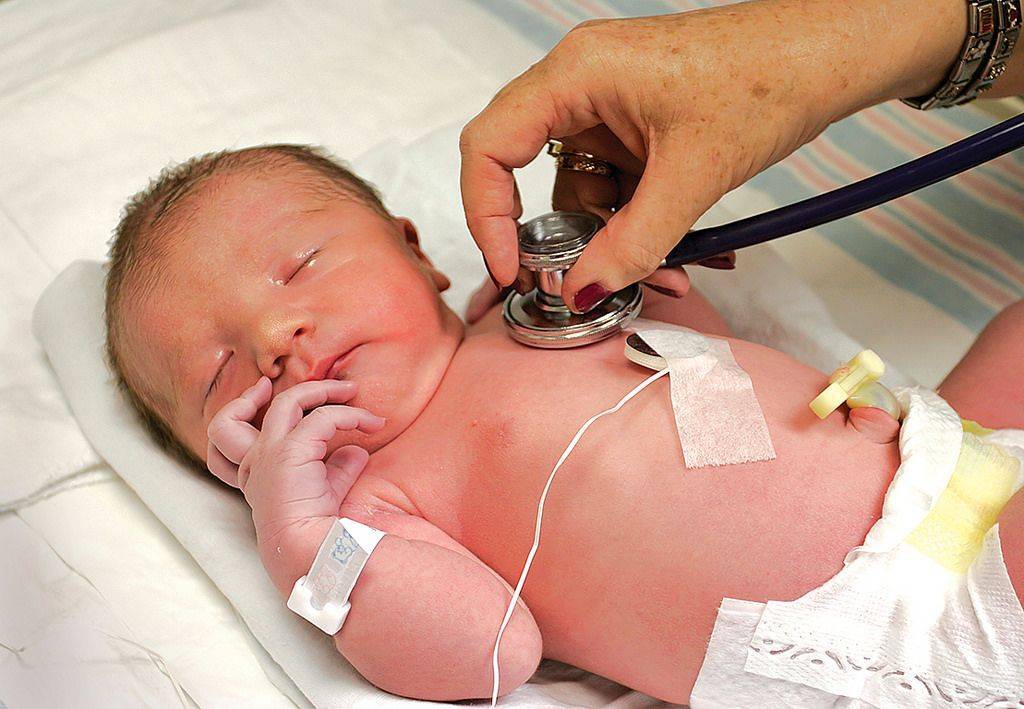 Врожденные пороки сердца чаще всего встречаются у недоношенных детей с низким весом при рождении.