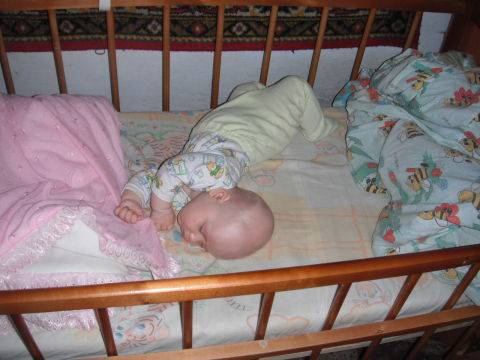 Малыш переворачивается во сне. что делать, если ребенок переворачивается во сне на живот