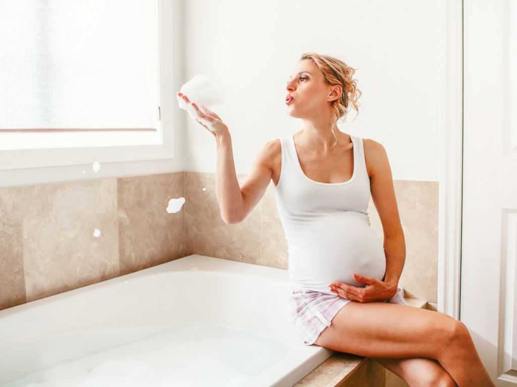 Можно ли беременным принимать ванну? противопоказания и рекомендации