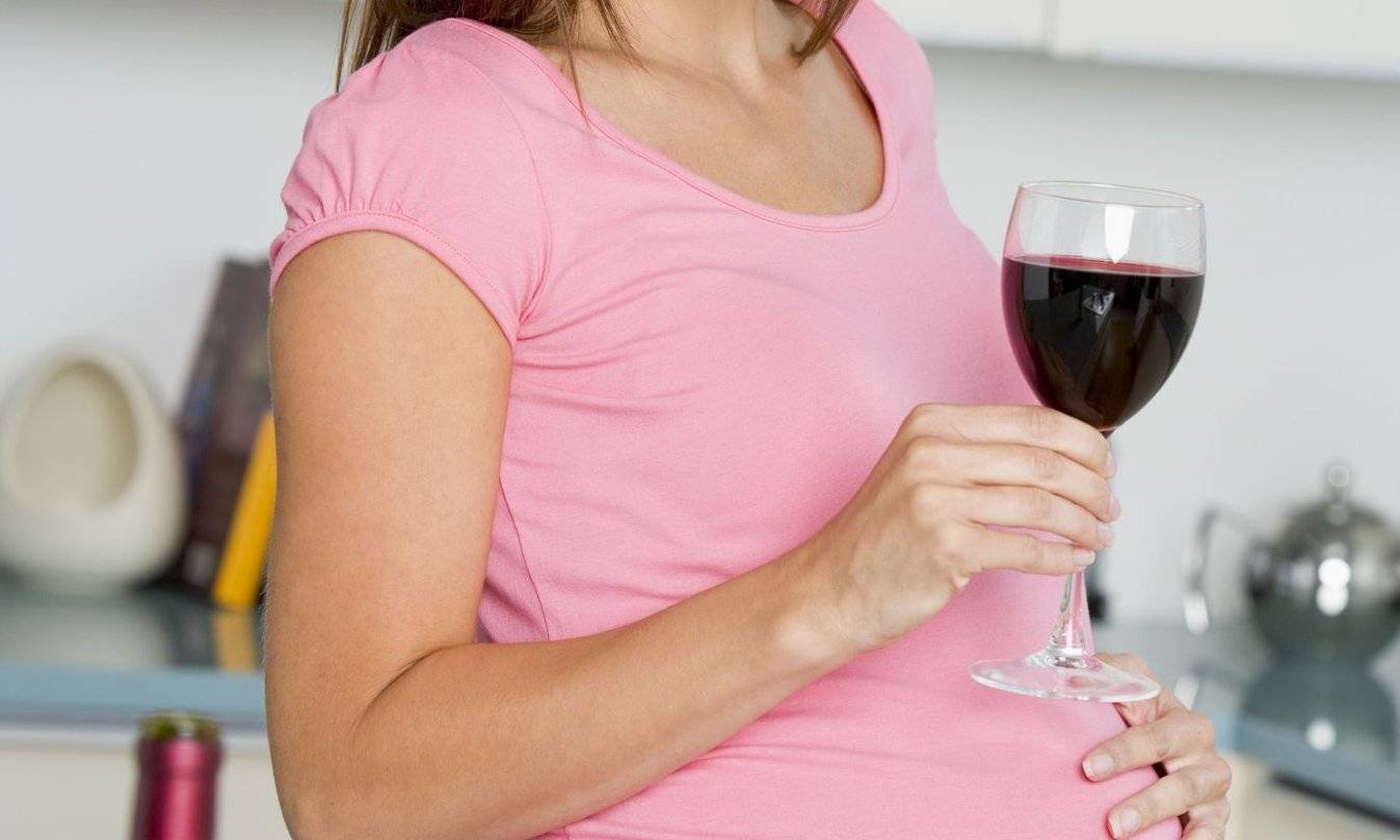 Что пьют беременные на ранних сроках. Алкоголь и беременность. Вино в беременность. Pregnant woman drinking Water.