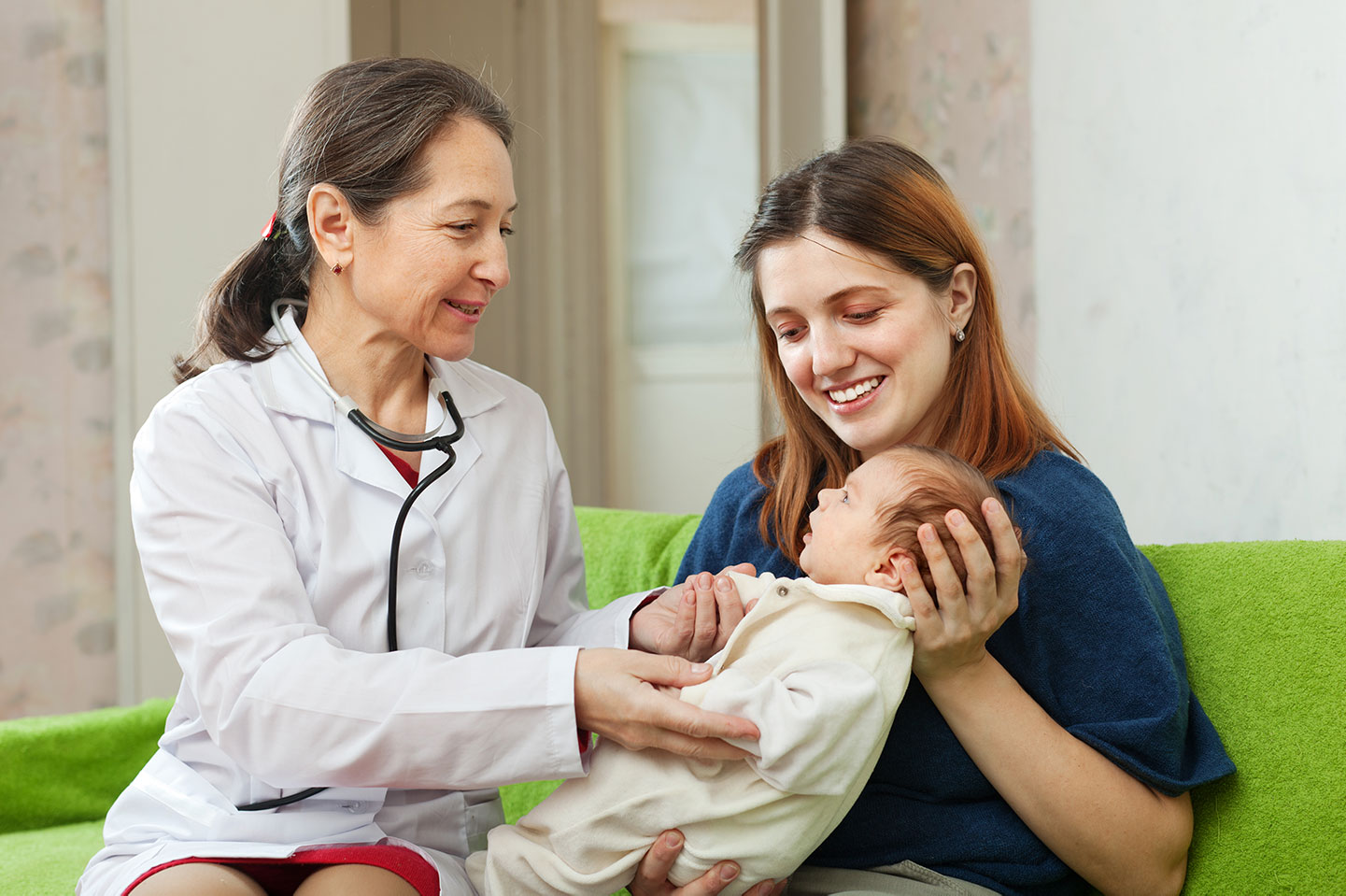 Посещение патронажной медсестрой новорожденного