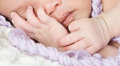 У новорожденного шелушится кожа на теле: причины, правила ухода и лечение