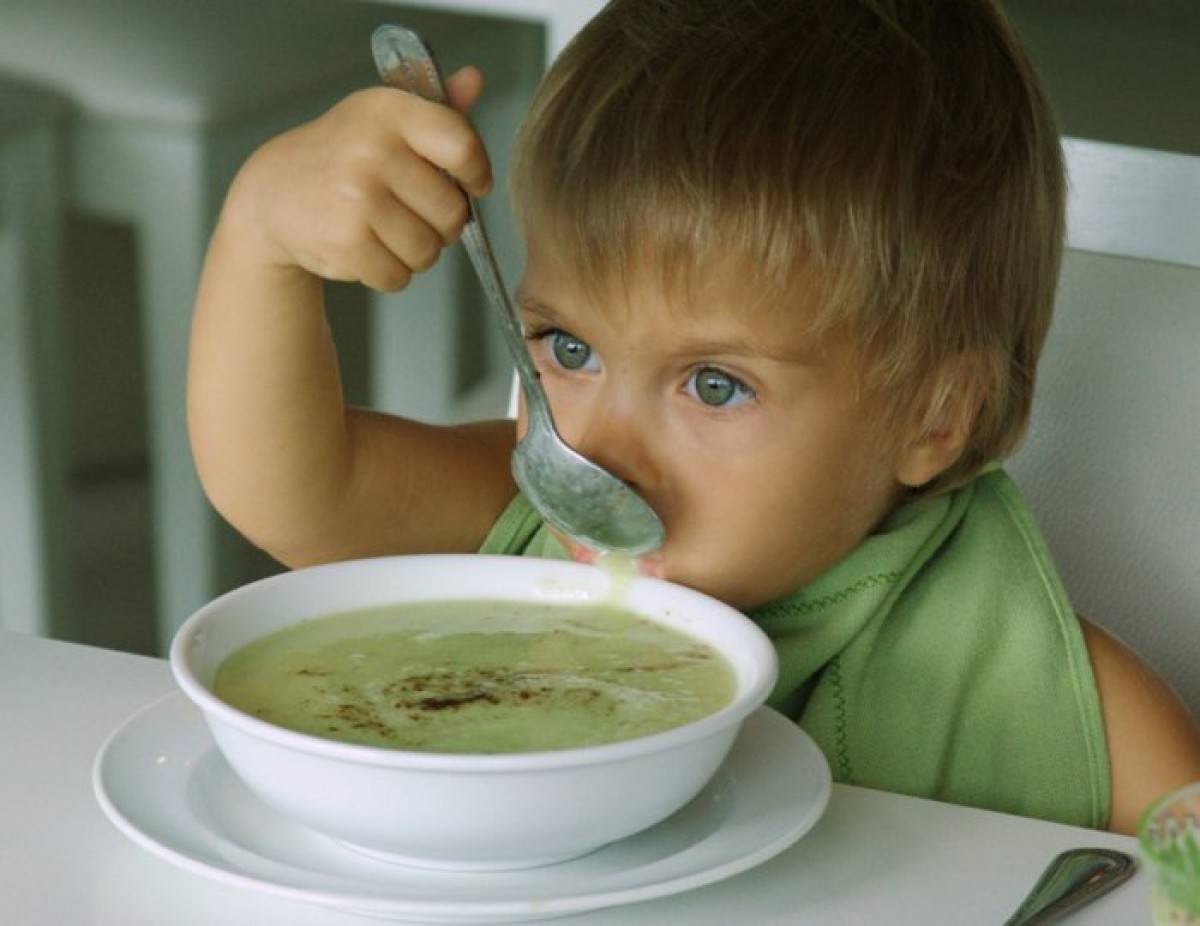 Можно давать щавель можно давать. Ребенок ест суп. Еда для детей. Мальчик ест. Мальчик ест суп.