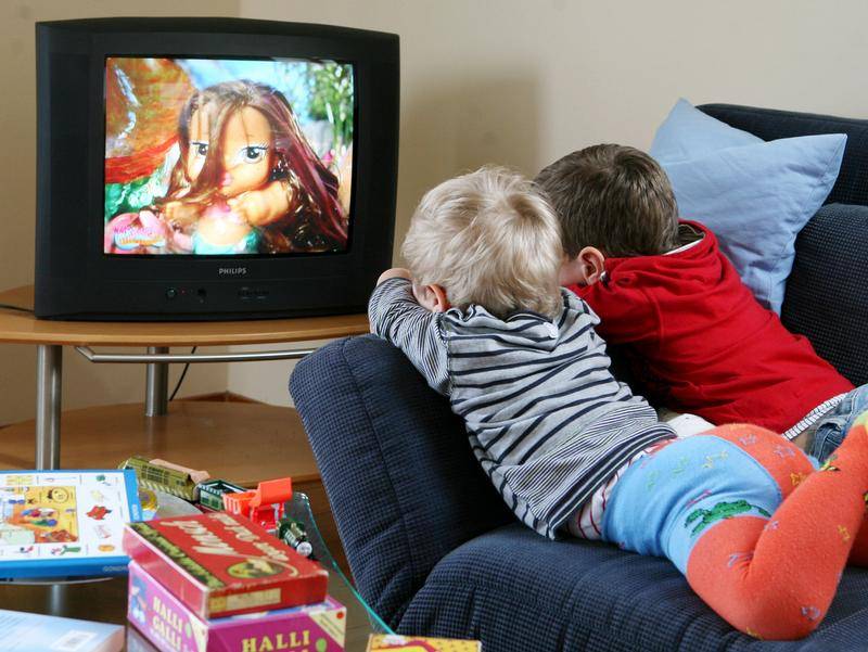 С какого возраста ребенку можно смотреть телевизор: условия для просмотра и влияние на здоровье