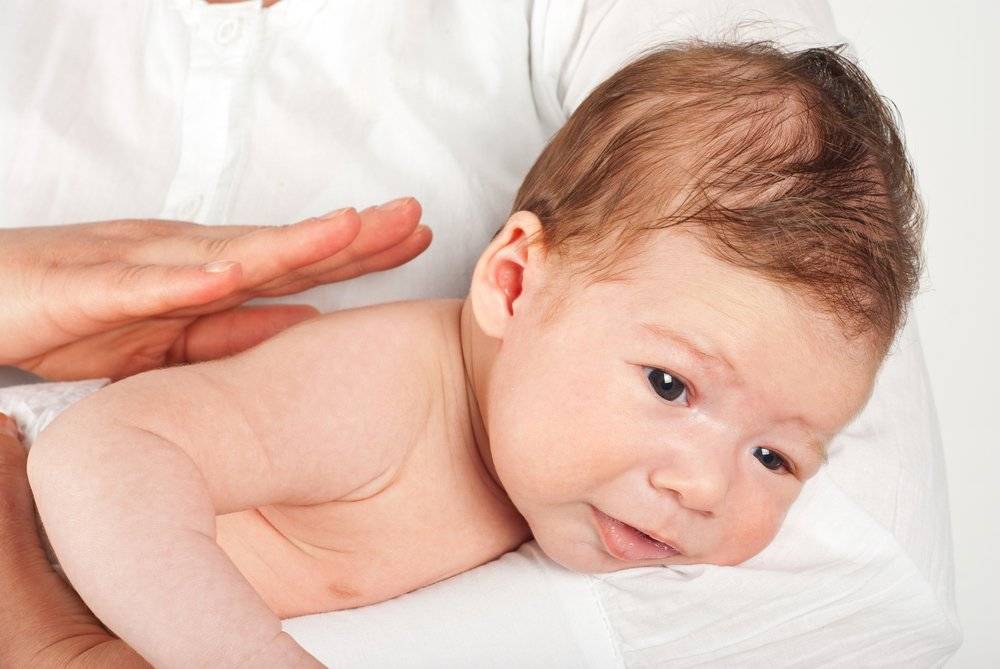 Горячая голова у грудничка без температуры: почему лоб или затылок у ребенка горячие, а тело и конечности нормальные либо холодные